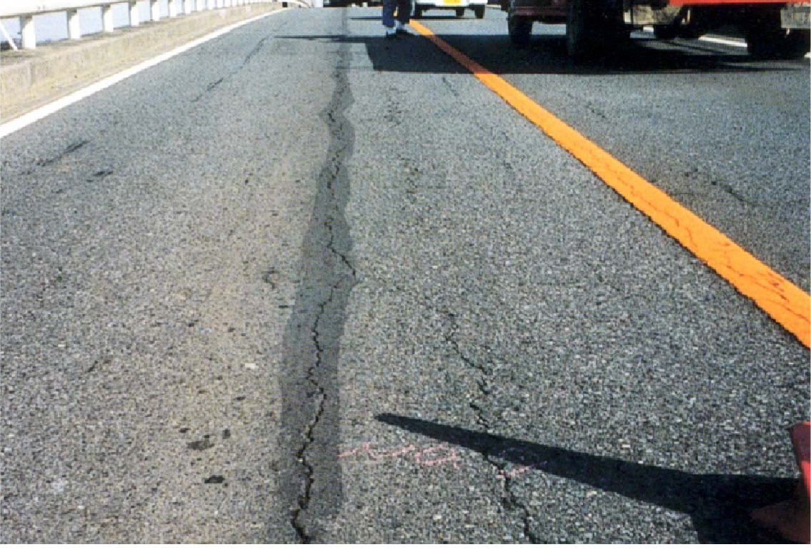 鋼床版箱桁上の舗装面のひび割れ