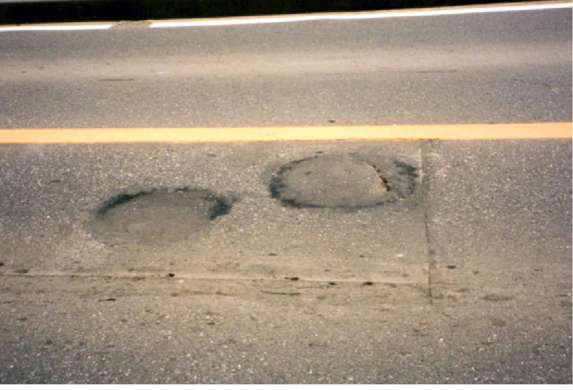 RC床版上のアスファルト舗装の修復跡